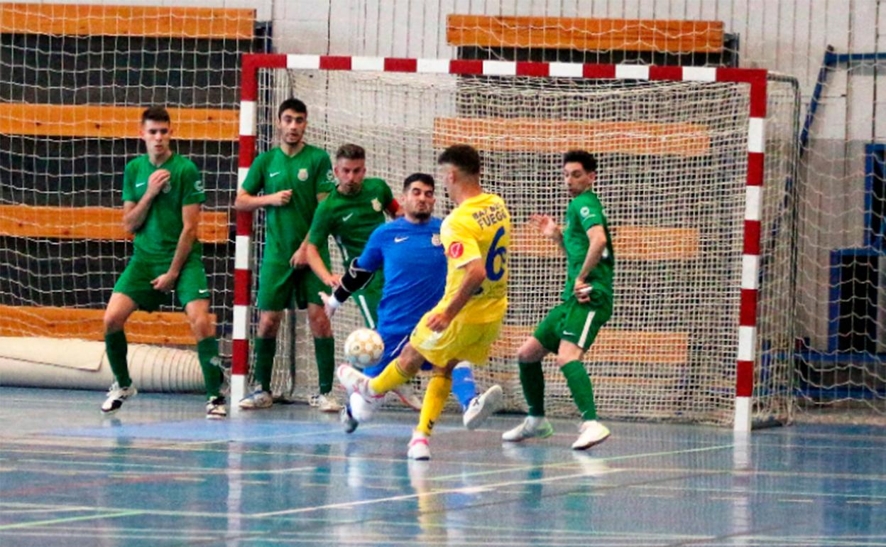 El jugador del Mar Dénia, Omar tira a puerta en el partido ante el Cerdanyola. 