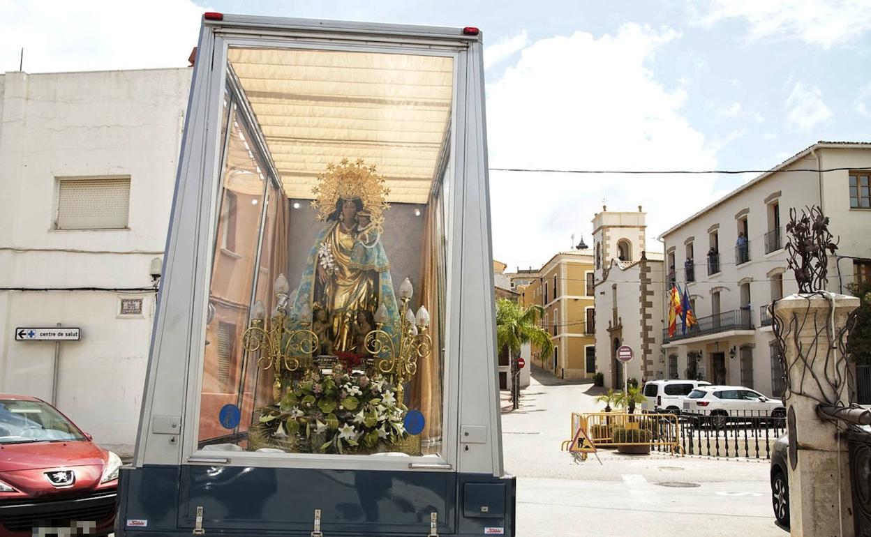 La imagen peregrina de la Virgen por las calles de Ondara. 