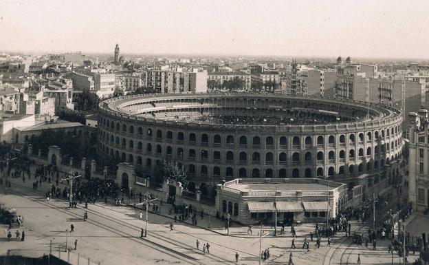 La plaza de Toros en la década de 1930, con las taquillas que se fueron adosando al antiguo muro.