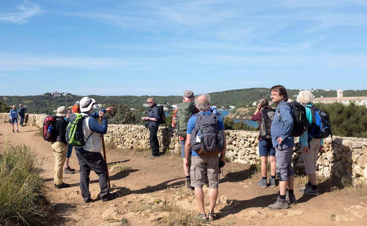 Varios senderistas durante una excursión. 