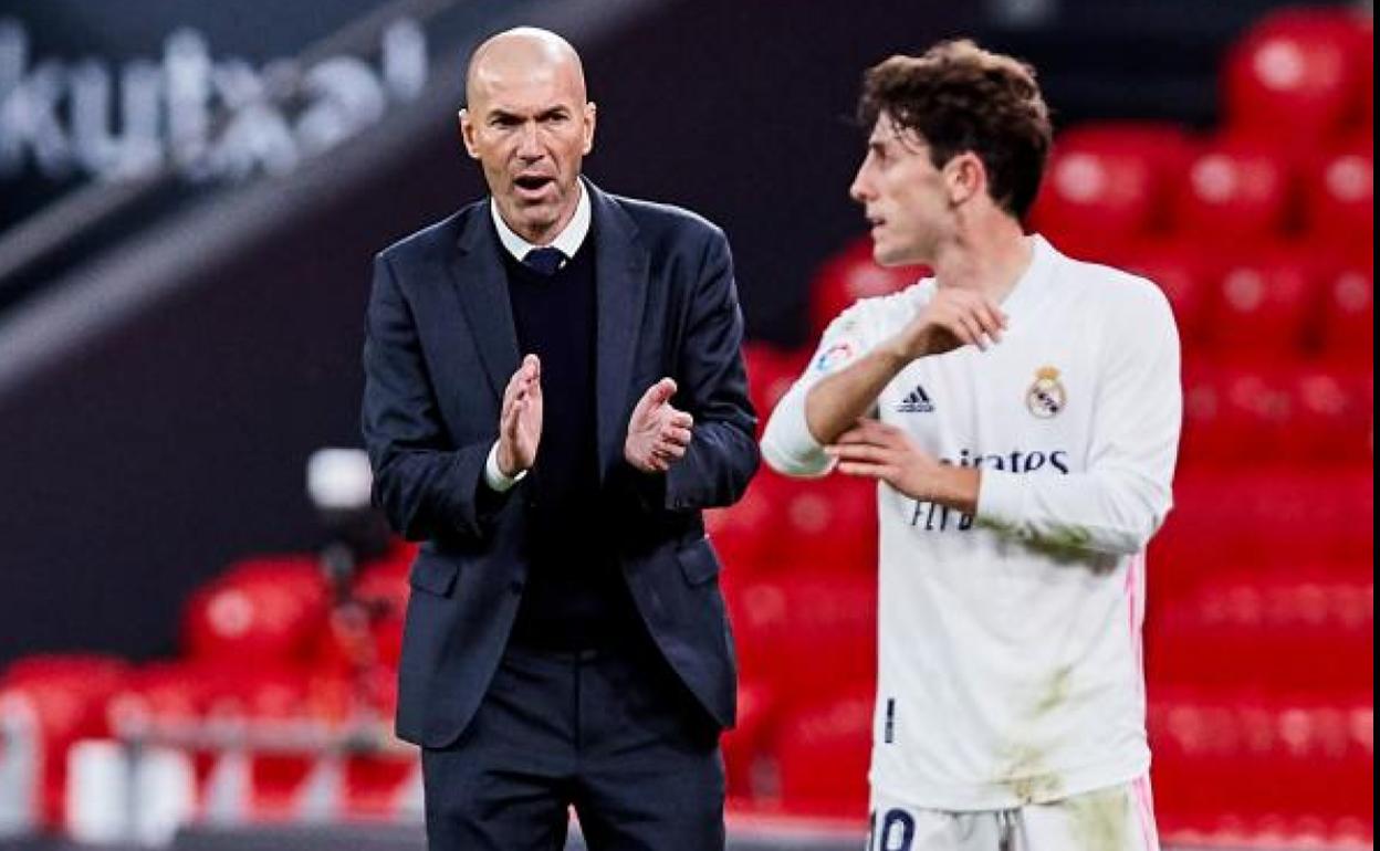 Zidane aplaude a sus futbolistas durante el partido ante el Athletic. 