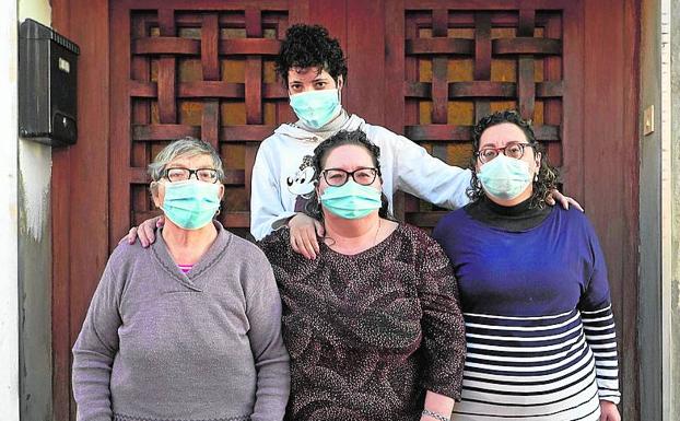 La alcireña Eva Guzmán, en el centro de la imagen, junto a su hija, madre y hermana.