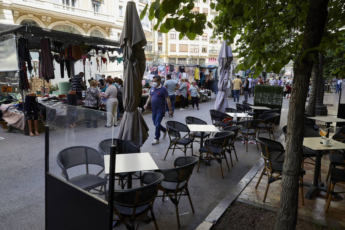 Protestas, mercadillos y restos de instalaciones se mezclan junto a la plaza del Ayuntamiento. Comerciantes y vecinos de la zona insisten en los problemas para acceder en coche mientras el monolito del 15M sigue protegido por vallas.