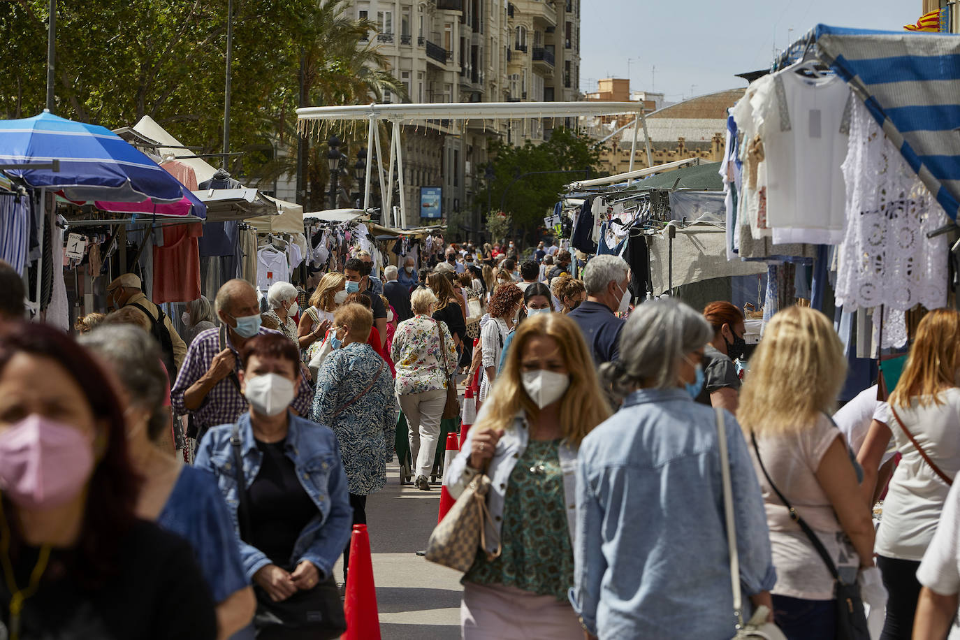 Protestas, mercadillos y restos de instalaciones se mezclan junto a la plaza del Ayuntamiento. Comerciantes y vecinos de la zona insisten en los problemas para acceder en coche mientras el monolito del 15M sigue protegido por vallas.