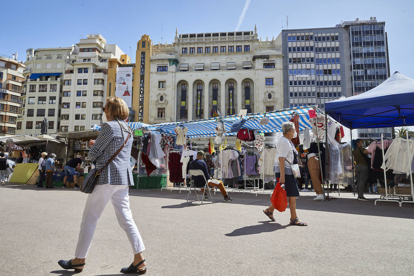 Protestas, mercadillos y restos de instalaciones se mezclan junto a la plaza del Ayuntamiento. Comerciantes y vecinos de la zona insisten en los problemas para acceder en coche mientras el monolito del 15M sigue protegido por vallas.