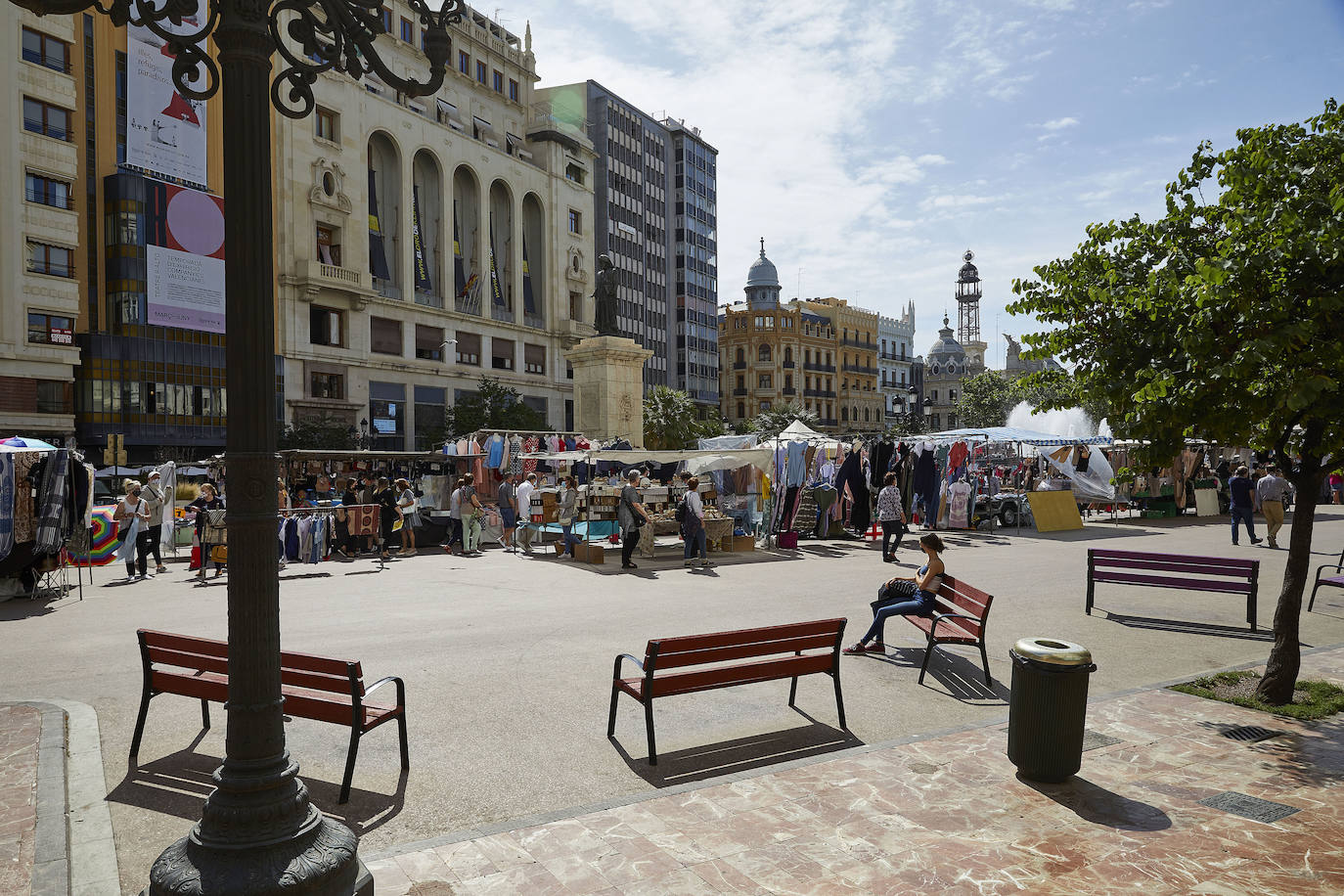 Protestas, mercadillos y restos de instalaciones se mezclan junto a la plaza del Ayuntamiento. Comerciantes y vecinos de la zona insisten en los problemas para acceder en coche mientras el monolito del 15M sigue protegido por vallas.