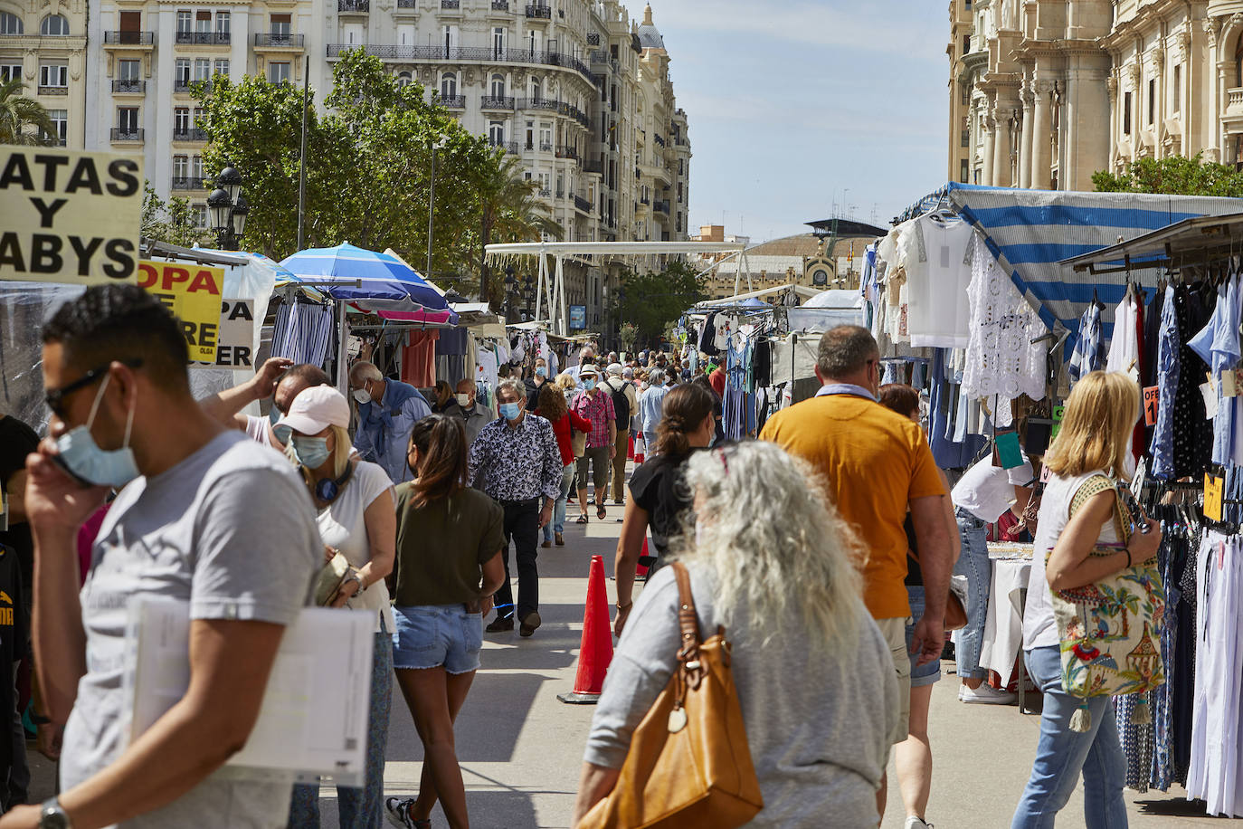 Protestas, mercadillos y restos de instalaciones se mezclan junto a la plaza del Ayuntamiento. Comerciantes y vecinos de la zona insisten en los problemas para acceder en coche mientras el monolito del 15M sigue protegido por vallas.