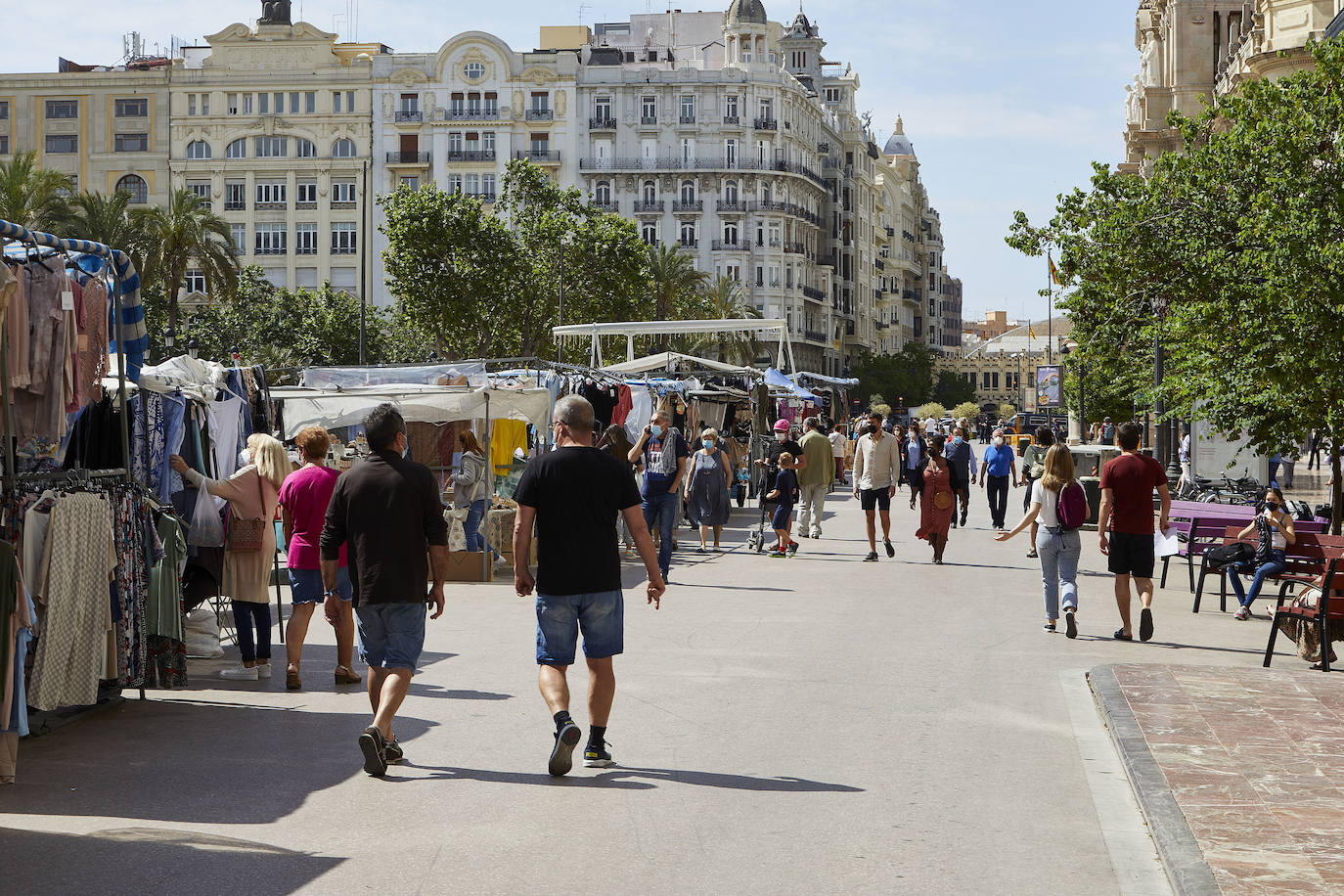 Protestas, mercadillos y restos de instalaciones se mezclan junto a la plaza del Ayuntamiento. Comerciantes y vecinos de la zona insisten en los problemas para acceder en coche mientras el monolito del 15M sigue protegido por vallas.