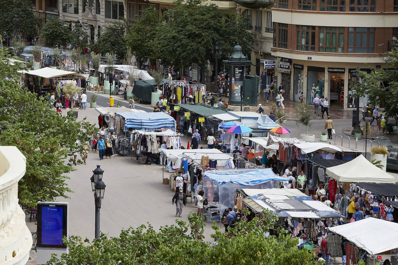 Protestas, mercadillos y restos de instalaciones se mezclan junto a la plaza del Ayuntamiento. Comerciantes y vecinos de la zona insisten en los problemas para acceder en coche mientras el monolito del 15M sigue protegido por vallas.