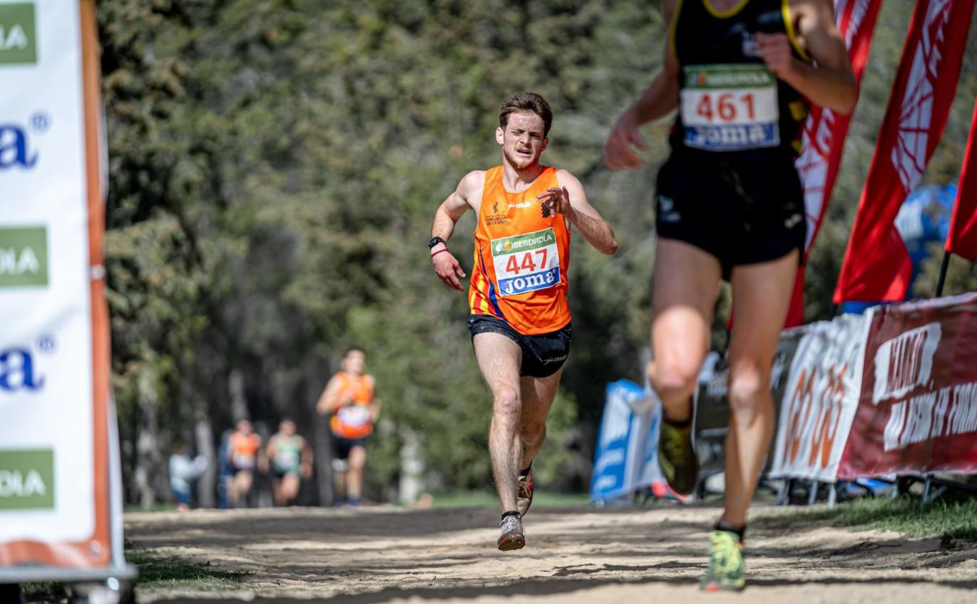 Kevin, de 21 años, con el dorsal 447, durante su participación en el Campeonato Nacional de Cross en el que logró terminar el 12º