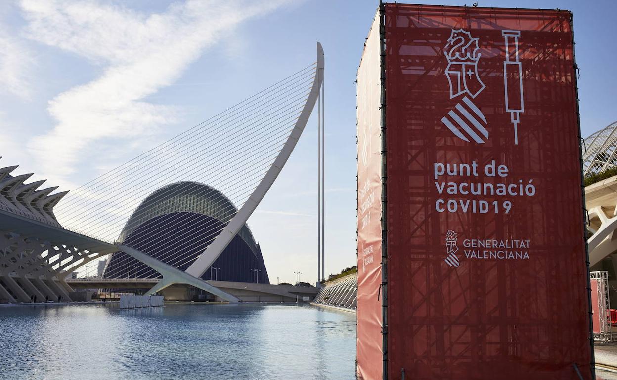 El lago de la Ciutat de les Arts, símbolo del maratón, ahora punto de vacunación. 