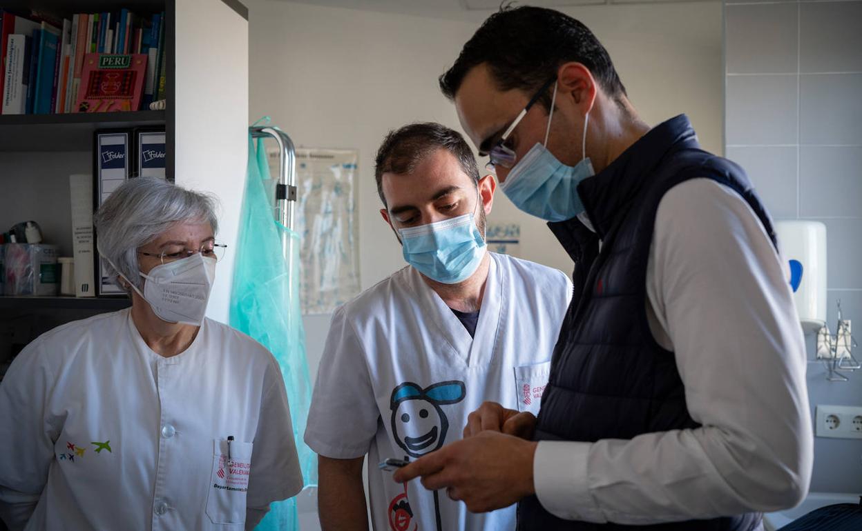 El jefe del Servicio de Cardiología del Hospital de Dénia, Alfonso Valle, explicando el programa en el centro de salud de Benissa. 