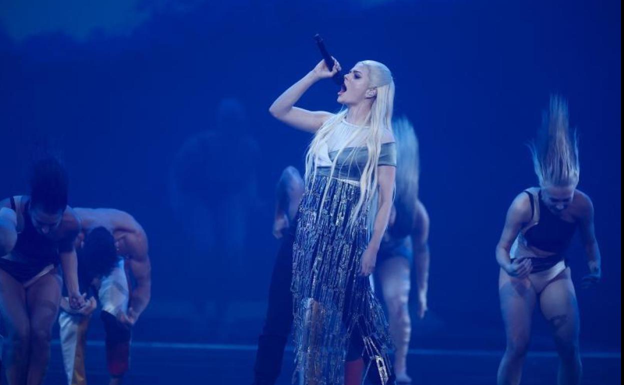 La cantante Davina Michelle, durante la actuación de Holanda en la primera semifinal.