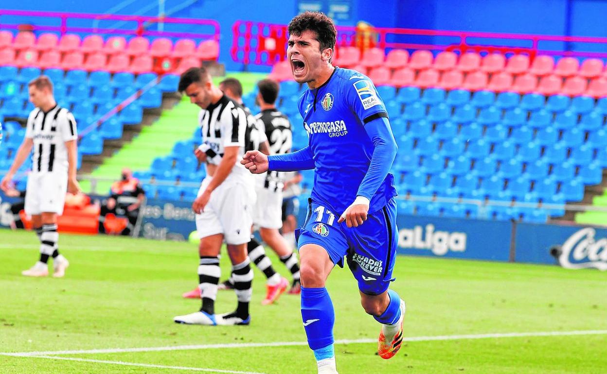 Los granotas, cabizbajos mientras Aleñá celebra su gol. 