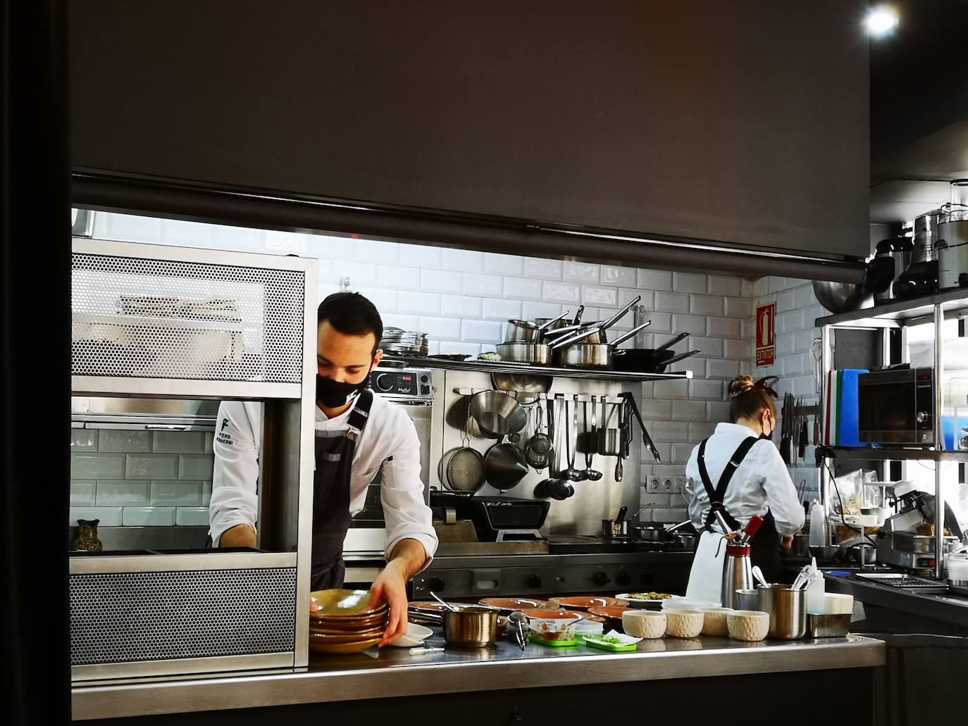 Reforzada, porque el potencial de su propuesta gana enteros con platos aún más afinados -muy redondos- y una atención en sala cálida y directa, digna de los grandes restaurantes. Y sorpresas… por desvelar. Cuando se pueda. De entrada, Fierro, que era imprescindible, ahora lo es aún más. La demostración de que ni la pareja argentina ni su equipo tienen límites. 