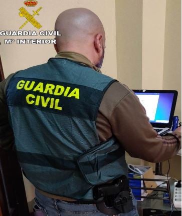 Dos jóvenes de 20 años asaltan con violencia una vivienda en Catarroja e inmovilizan a su dueño en el salón agarrándolo del cuello