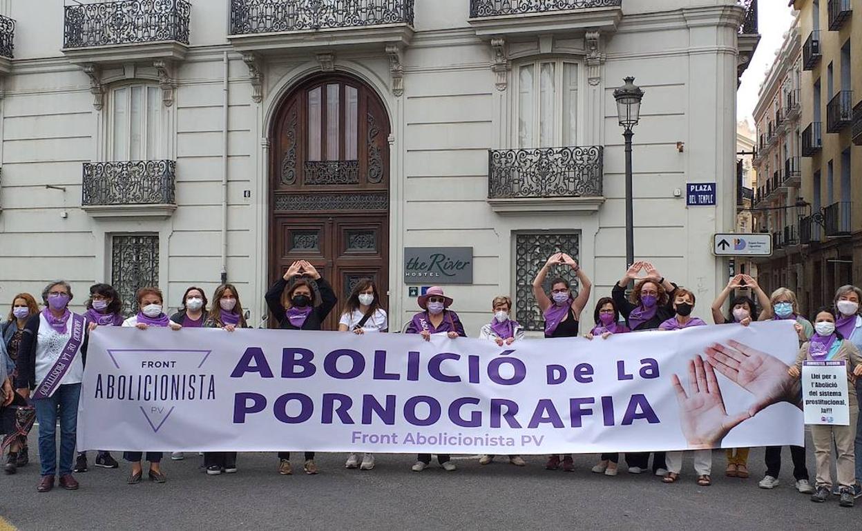 Concentración del Front Abolicionista frente a Delegación de Gobierno. 