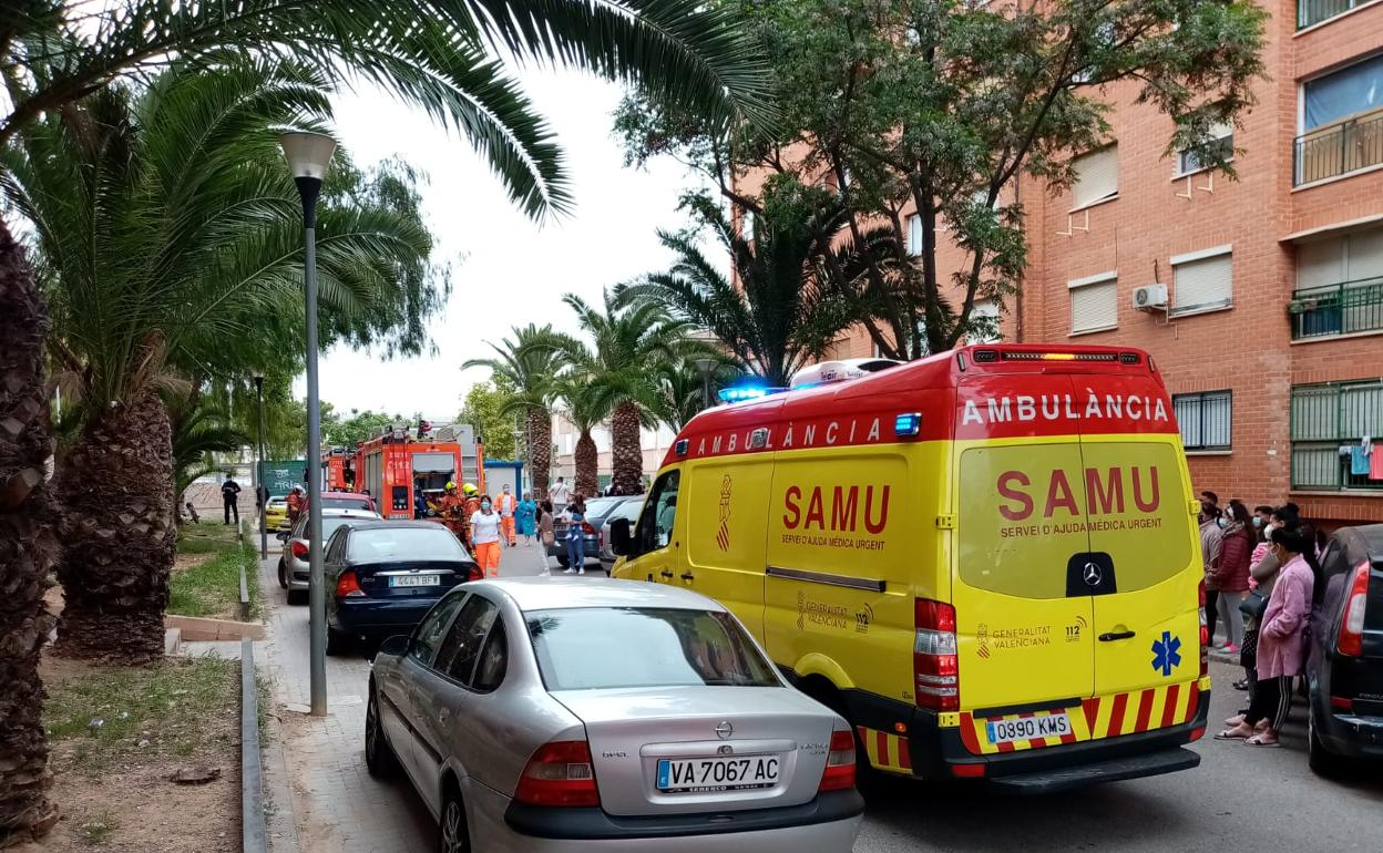 Una ambulancia del SAMU en la calle donde ocurrieron los hechos. 