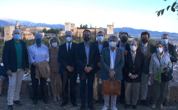 Imagen principal - Encuentro con los defensores de cada teoría. Abajo, el doctor Lorente. 