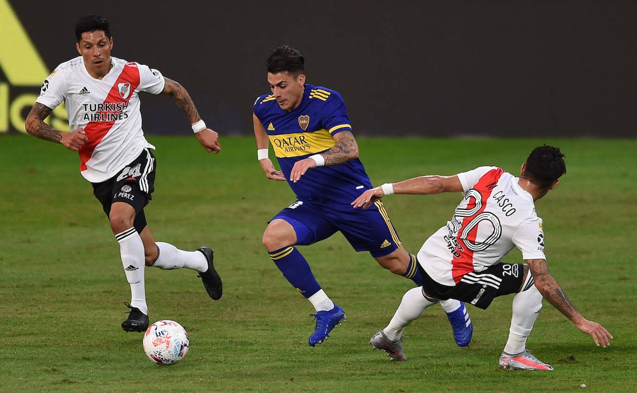 Enzo Pérez, a la izquierda de la imagen, en un River-Boca