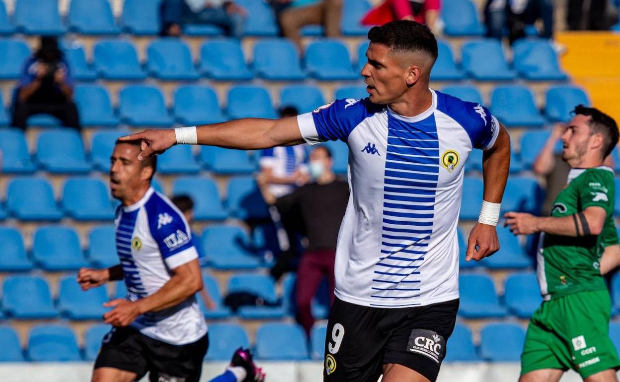 Sergio Buenacasa celebra su gol de penalti ante el Cornellà. 