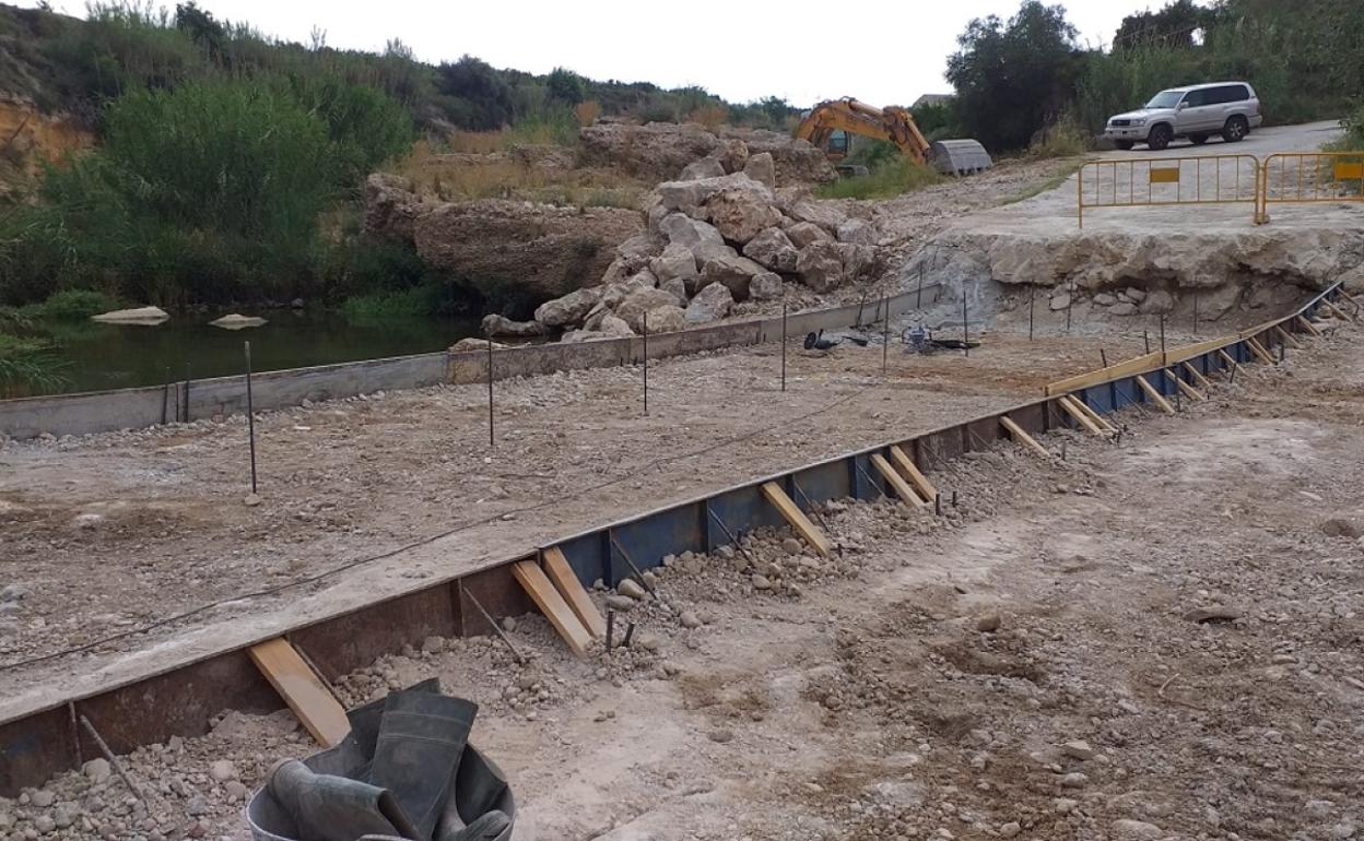 Obras de reconstrucción del puente entre Xàtiva y la Granja de la Costera. 