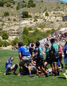 Imagen secundaria 2 - Toda la plantilla del equipo de rugby al completo y la celebración del trunfo. 