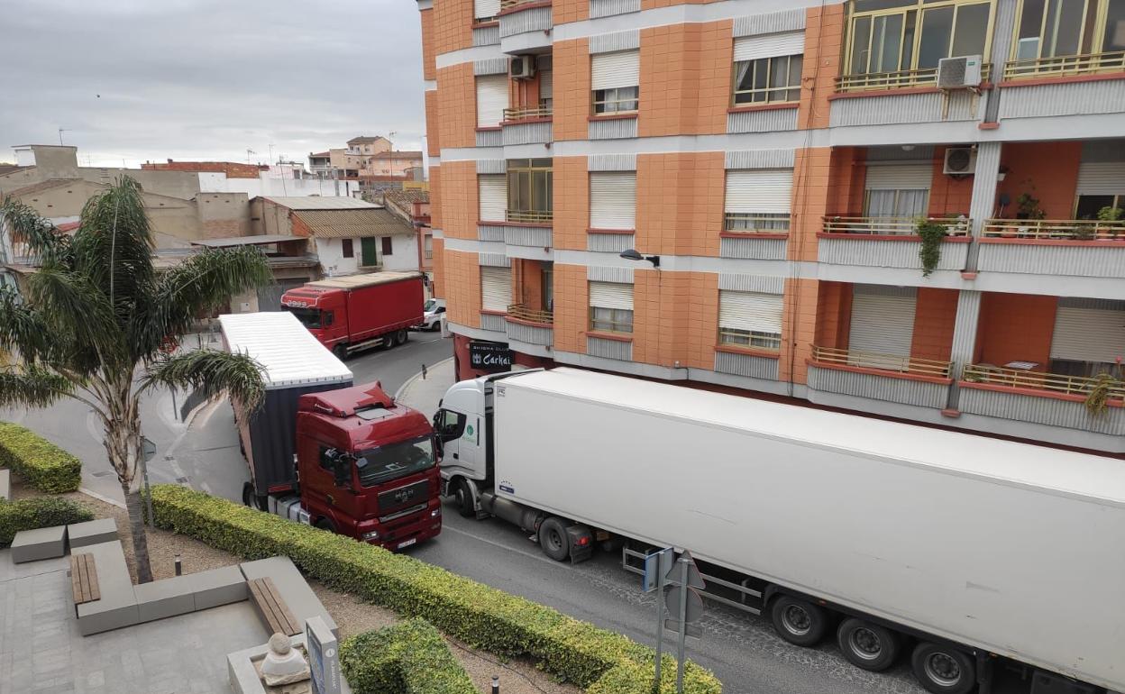 Dos camiones se cruzan en la mañana de ayer en el interior de Vilamarxant. 