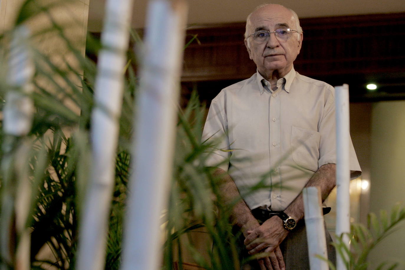 Francisco Brines no necesita presentación. El académico y poeta de Oliva se ha convertido en el emblema valenciano de la poesía. El escritor recibió a los Reyes este mismo mayo en su finca familiar de la localidad valenciana, donde le otorgaron el premio Cervantes por su trabajo. 