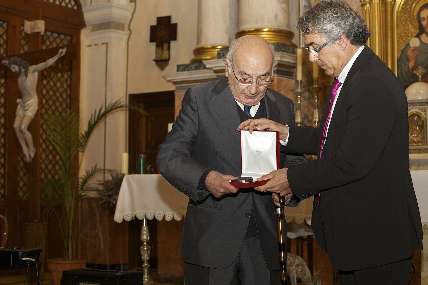 Francisco Brines no necesita presentación. El académico y poeta de Oliva se ha convertido en el emblema valenciano de la poesía. El escritor recibió a los Reyes este mismo mayo en su finca familiar de la localidad valenciana, donde le otorgaron el premio Cervantes por su trabajo. 