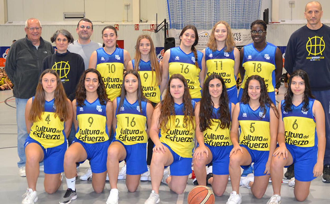 Equipo femenino del Dénia Bàsquet Club con los técnicos. 