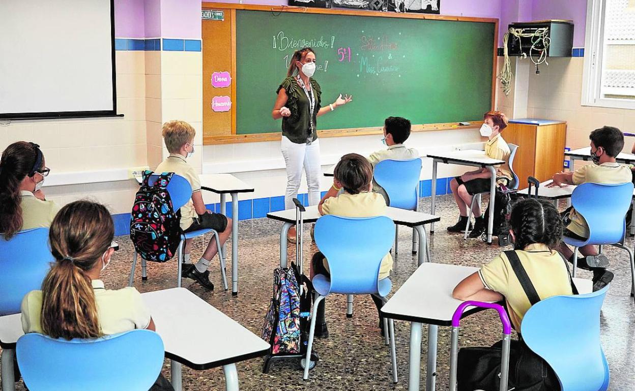 Alumnos de un grupo ordinario, con distancia social de 1,5 metros, el primer día de curso. 