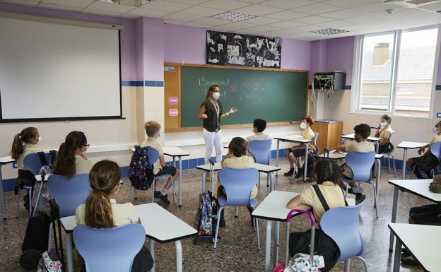 Alumnos en un aula del colegio Mas Camarena.