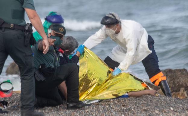 Miembros de la Guardia Civil tapan el cuerpo de la víctima.