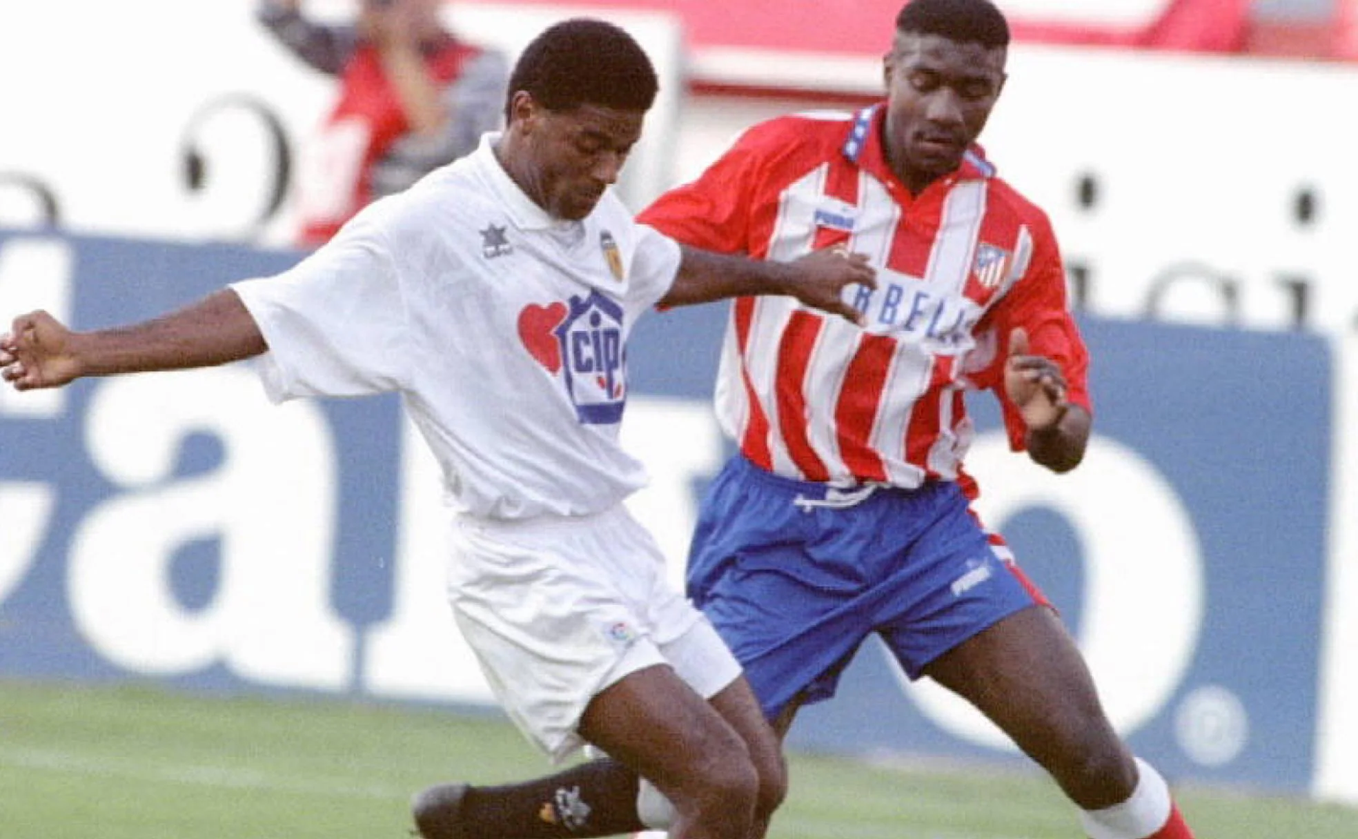 Ivan Rocha, derecha, intentando arrebatar el balón al valencianista Mazinho en un partido de 1994. 