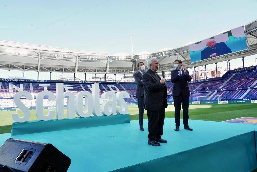 Durante su intervención el Pontífice ha explicado el significado de la pelota de trapo, una de las señas de identidad de Scholas.