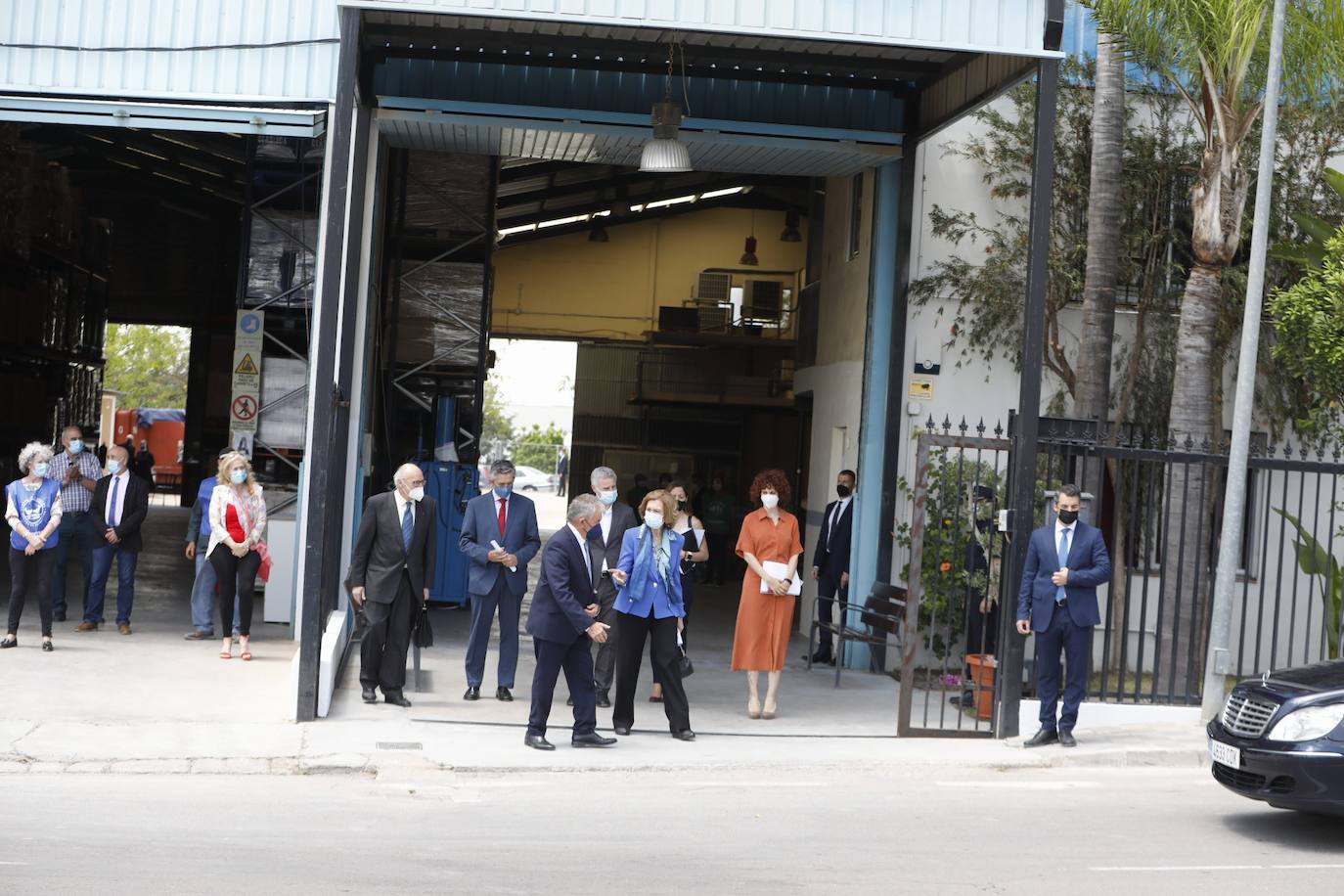 Fotos: La Reina Doña Sofía visita las instalaciones del Banco de Alimentos en la Pobla de Vallbona