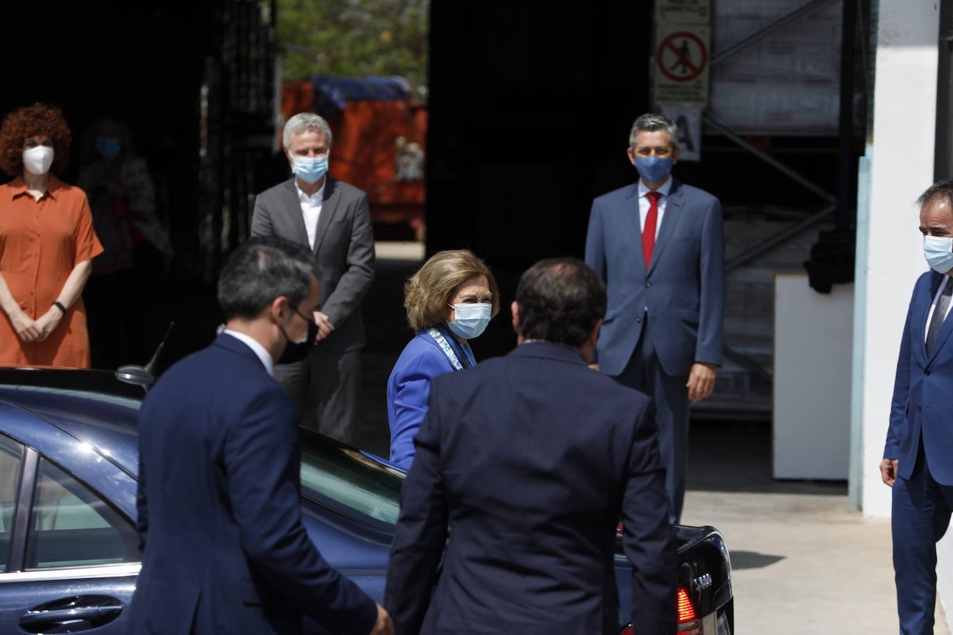 Fotos: La Reina Doña Sofía visita las instalaciones del Banco de Alimentos en la Pobla de Vallbona