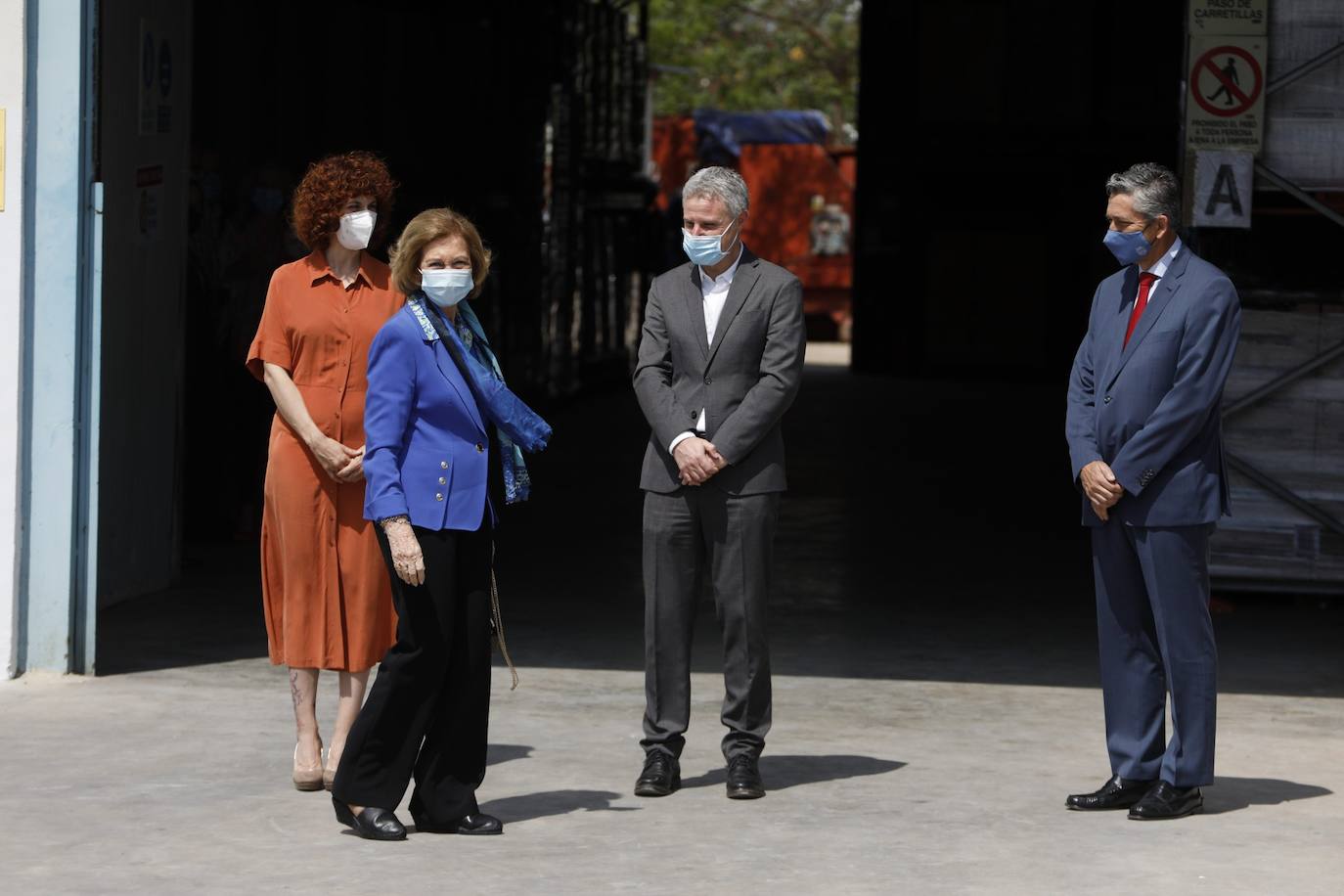 Fotos: La Reina Doña Sofía visita las instalaciones del Banco de Alimentos en la Pobla de Vallbona