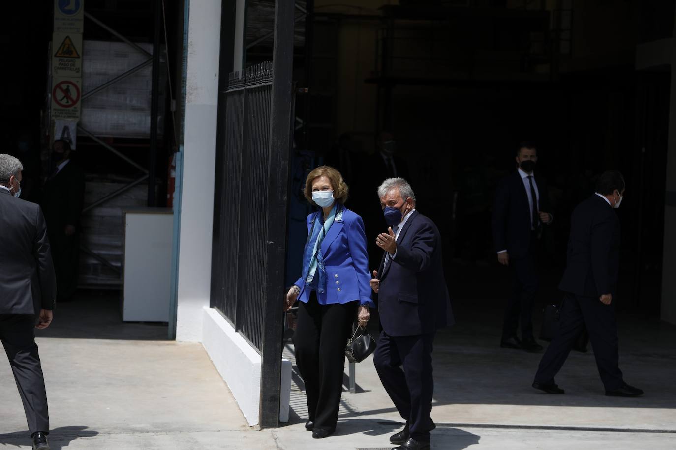 Fotos: La Reina Doña Sofía visita las instalaciones del Banco de Alimentos en la Pobla de Vallbona