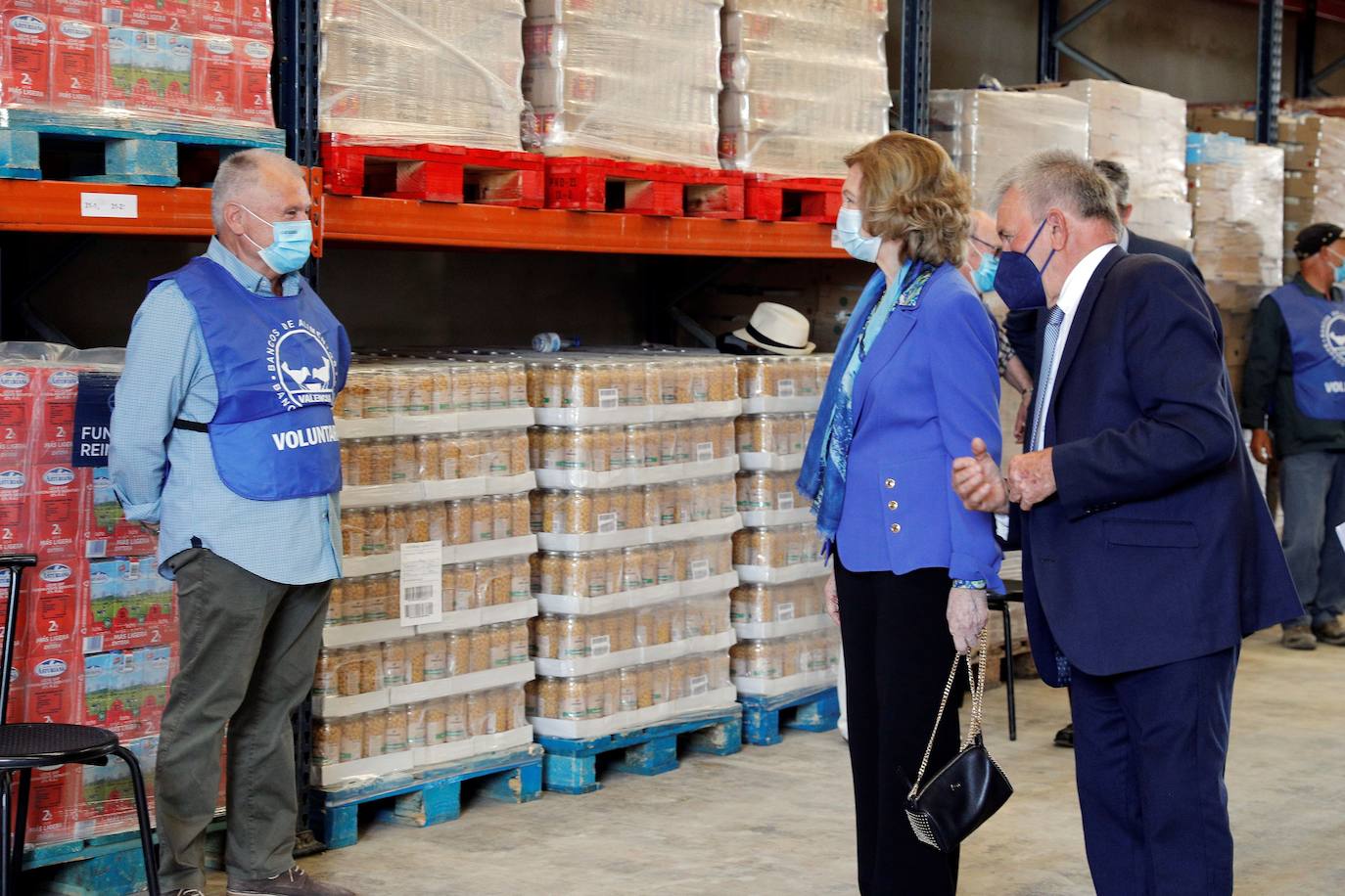 Fotos: La Reina Doña Sofía visita las instalaciones del Banco de Alimentos en la Pobla de Vallbona