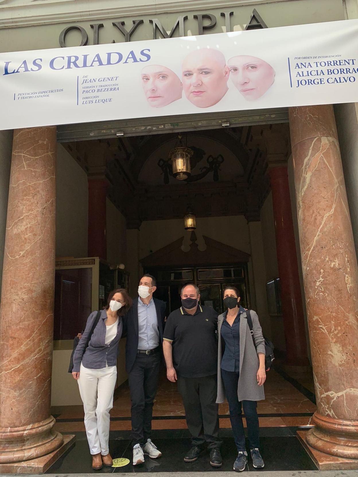 Ana Torrent, Luis Luque, Jorge
Calvo y Alicia Borrachero, ayer a
la entrada del Teatro Olympia
de Valencia . LP