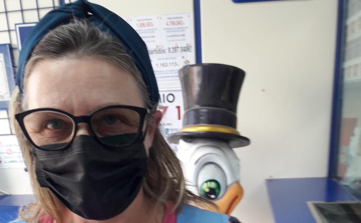 La afortunada muestra el número premiado.