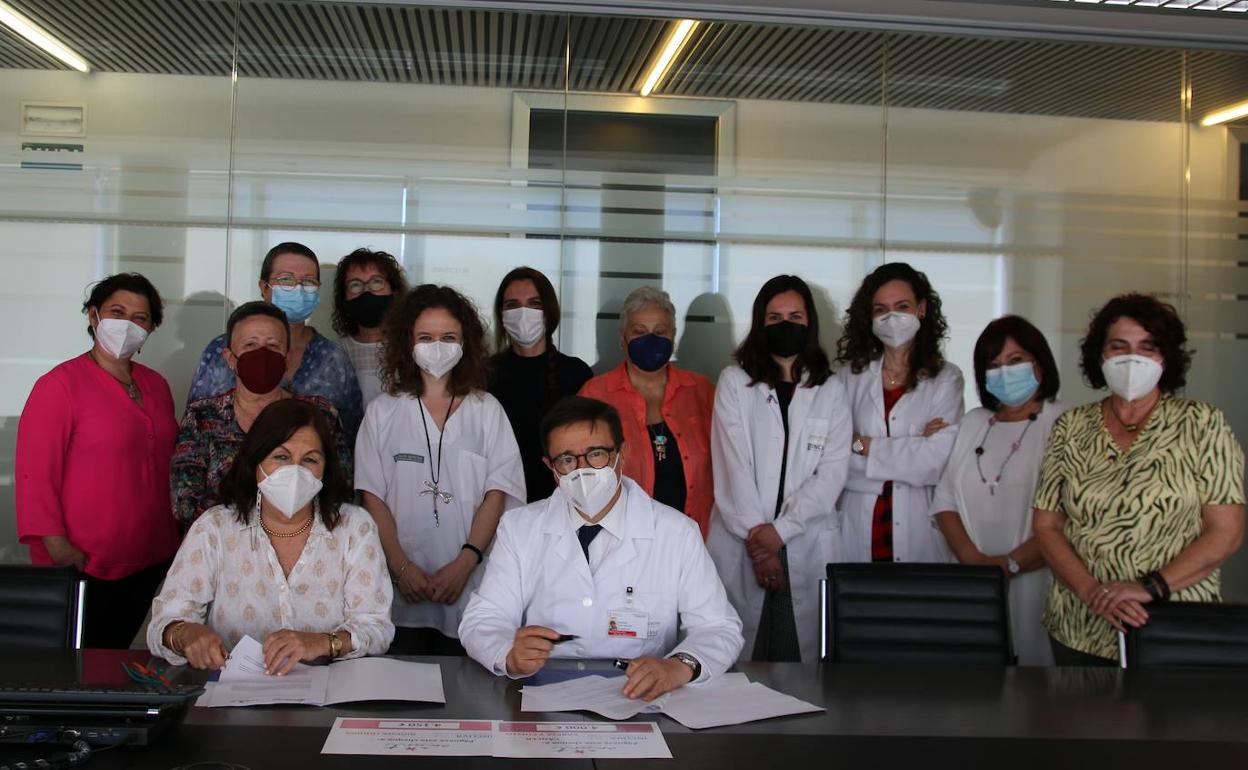 Isabel Llorca y el doctor Cervantes durante la firma del convenio.  