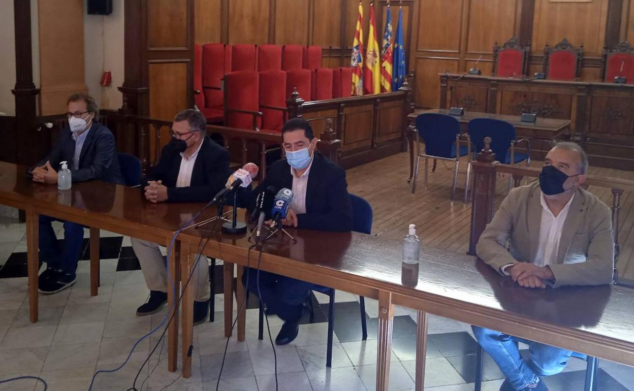 El edil de Deportes y el alcalde de Alcoy, en el centro, durante la comparecencia de hoy. 