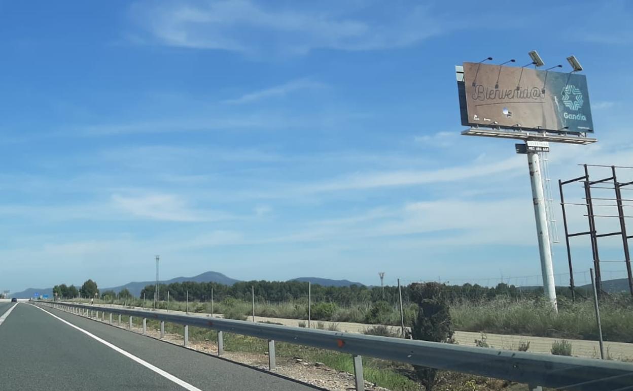 Cartel publicitario de Gandia, visto desde la A-3, en dirección a la entrada a la Comunitat. 