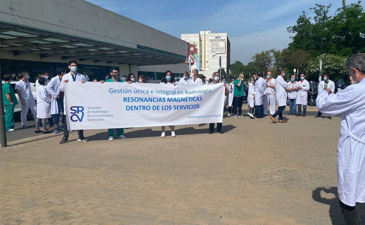 Profesionales en la protesta a las puertas del Hospital la Fe de Valencia.