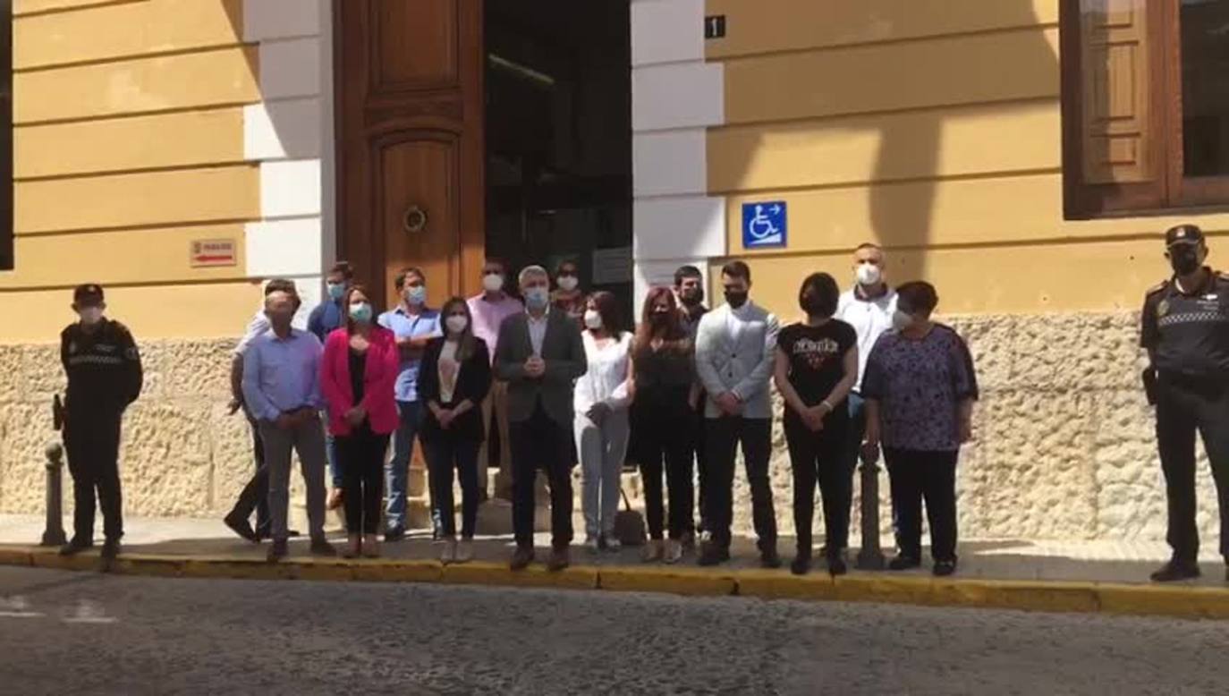 Minuto de silencio en el Ayuntamiento de Oliva por la muerte de Francisco Brines