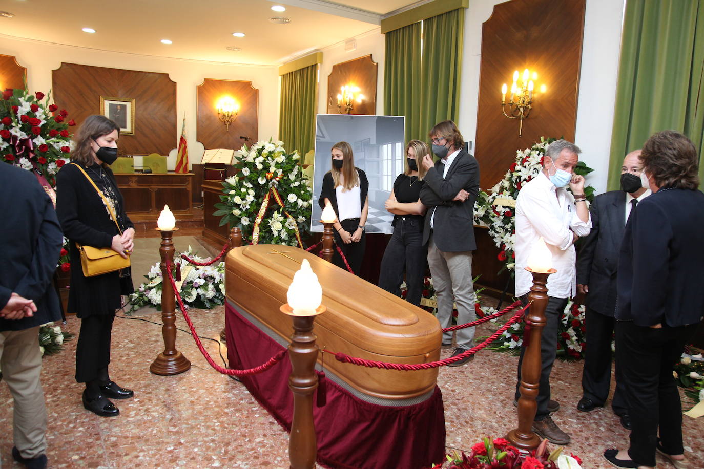 La capilla ardiente del poeta Francisco Brines, fallecido este jueves a los 89 años, se ha instalado en el Ayuntamiento de su localidad natal, Oliva. Las puertas del Salón de Plenos del Ayuntamiento se han abierto sobre las nueve de la mañana y se cerrarán poco antes de las seis, para que autoridades y vecinos puedan dar el último adiós al autor, recientemente galardonado con el Premio Cervantes. 