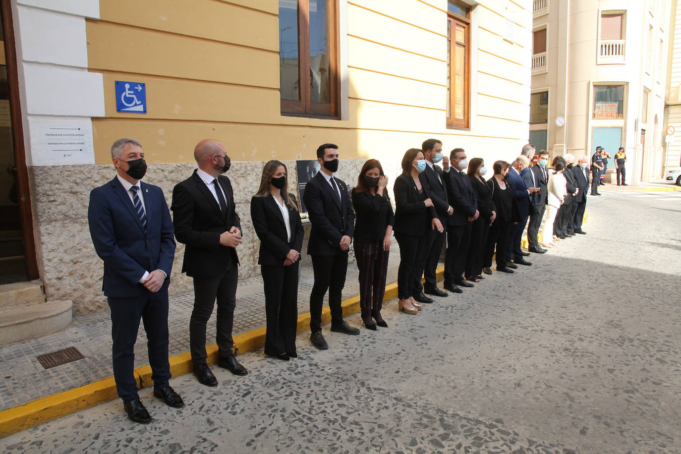 La capilla ardiente del poeta Francisco Brines, fallecido este jueves a los 89 años, se ha instalado en el Ayuntamiento de su localidad natal, Oliva. Las puertas del Salón de Plenos del Ayuntamiento se han abierto sobre las nueve de la mañana y se cerrarán poco antes de las seis, para que autoridades y vecinos puedan dar el último adiós al autor, recientemente galardonado con el Premio Cervantes. 